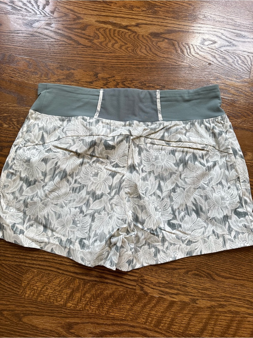 Athleta Trekkie North ethereal bloom shorts - Picture 3 of 4